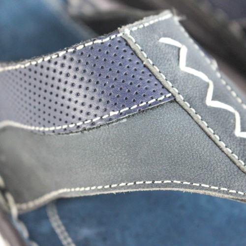 SESMOR model leather flip flops