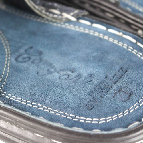 SESMOR model leather flip flops