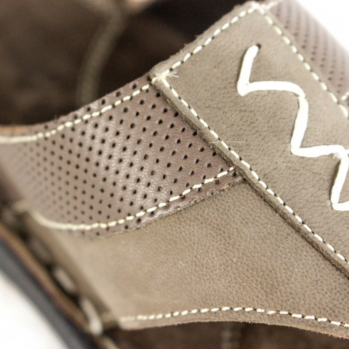 SESMOR model leather flip flops