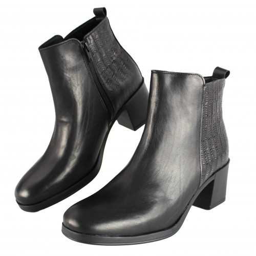 Leather ankle boots with heel and braided detail