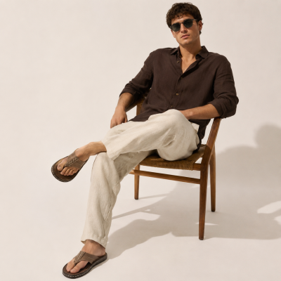 SESMOR model leather flip flops